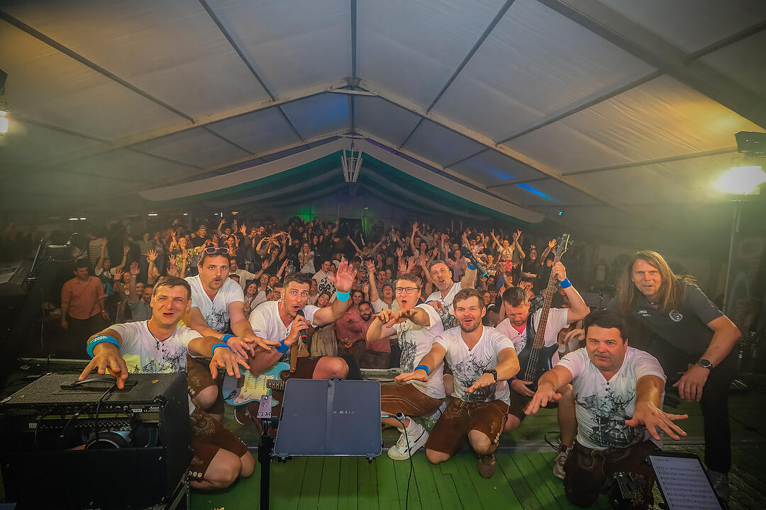 Samstagsparty im Festzelt!