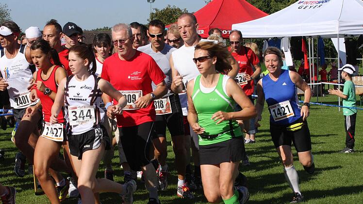 Rannungen zog wieder die Massen an. Im Bild das Rennen über zehn Kilometer und Halbmarathon. Bettina Jauker (1421 / SV Ramsthal) gewann die zehn Kilometer der Altersklasse W-45.