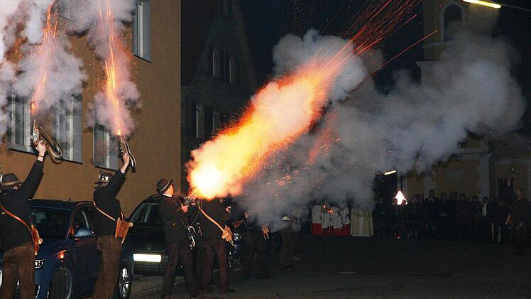 Böller-Schützen beenden die 950-Jahrfeier in Gosberg und Pinzberg.Fotos: Franz Galster