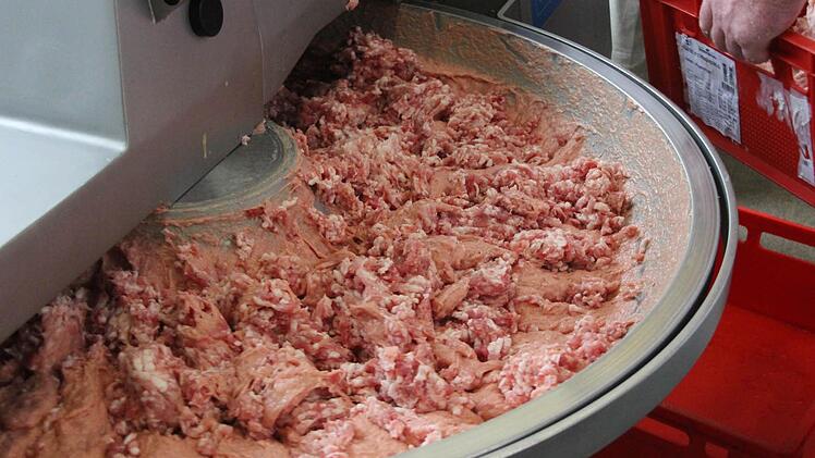 Dann kommt das grobe Mett mit in den Kutter.