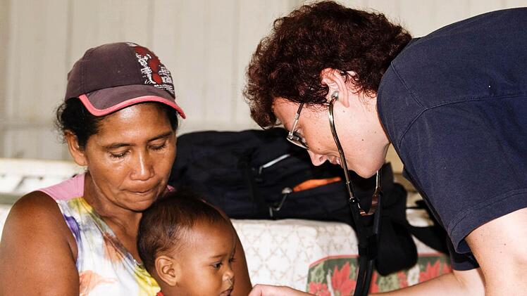 Internistin Irene Wiesner beim Einsatz in einem Amazonas-Dorf.