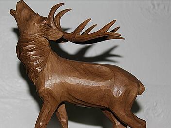 Einen geschnitzten Holzhirsch erhielten die langjährigen Jagdgenossen als Erinnerung. Fotos: Gerd Schaar