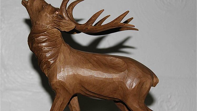 Einen geschnitzten Holzhirsch erhielten die langjährigen Jagdgenossen als Erinnerung. Fotos: Gerd Schaar