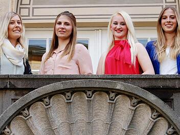 Alle vier kämpfen um die Krone der Rosenkönigin: (von links) Franziska Dees (20) aus Nüdlingen, Ramona Seufert (19) aus Sulzthal, Juliana Omanovic-Senft (19) aus Burkardroth und Laura Zehe (18) aus Bad Kissingen Foto: Sigismund von Dobschütz
