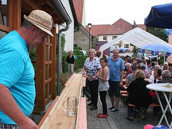 Beim Bierkrugschieben konnten die Festbesucher ihre Geschicklichkeit unter Beweis stellen. Cheforganisator Thomas Lorenz (links) schaute genau hin. Foto: Evi Seeger