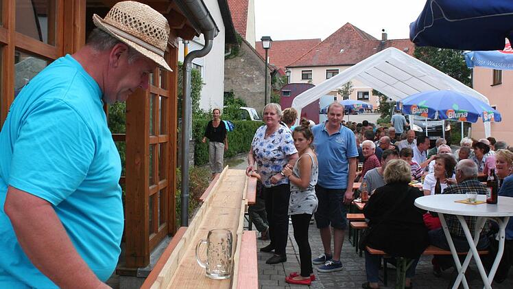 Beim Bierkrugschieben konnten die Festbesucher ihre Geschicklichkeit unter Beweis stellen. Cheforganisator Thomas Lorenz (links) schaute genau hin. Foto: Evi Seeger