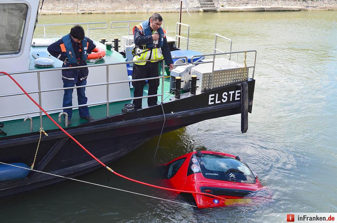 Auto geht im Main in Würzburg unter
