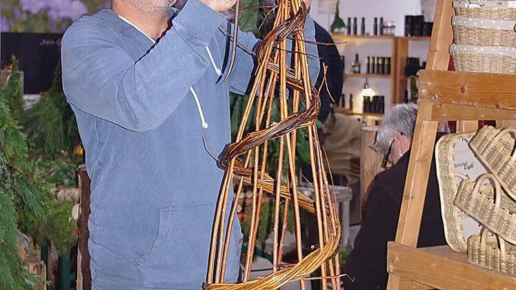 Lefteris Philippidis flicht eine Weidenpyramide. Foto: Heike Schülein