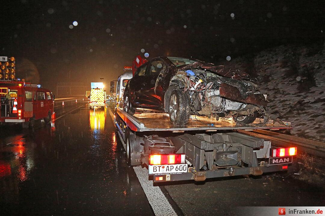 Drei Autos kollidieren auf der A9 - Ein lebensgefaehrlich Verletzter