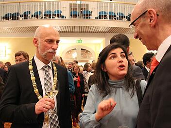 Oberbürgermeister Kay Blankenburg (links) mit der Leiterin des Kurorchesters Elena Iossifowa und dem Geschäftsführer der Mediengruppe Oberfranken, Walter Schweinsberg (rechts).  Foto: Benedikt Borst