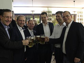Udo Schönfelder, Ulrich Schürr, Michael Hofmann, Thomas Silberhorn, Hermann Ulm und Thomas Werner stoßen (v.l.) auf das Ergebnis an. Foto: Jennifer Hauser