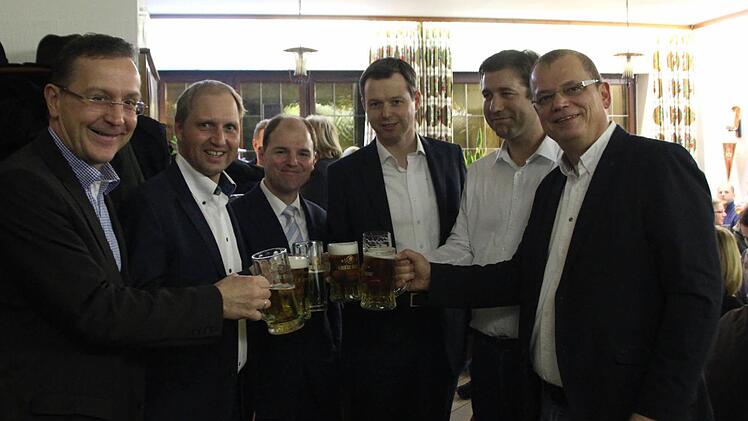 Udo Schönfelder, Ulrich Schürr, Michael Hofmann, Thomas Silberhorn, Hermann Ulm und Thomas Werner stoßen (v.l.) auf das Ergebnis an. Foto: Jennifer Hauser