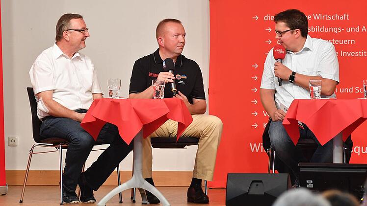 Blick aufs Podium beim RegionentalkFoto: Ronald Rinklef