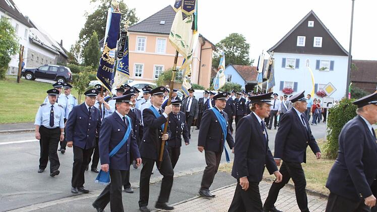 Die Wallfahrer wurden am Ortsrand von Neuengrün abgeholt und zur Kirche geleitet. Foto: Michael Wunder