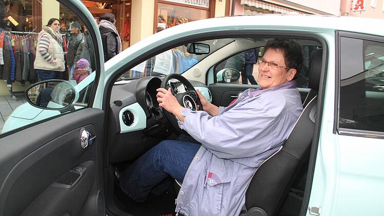 Viele Besucher nutzten die Möglichkeit um einmal hinter dem Lenkrad ihres Traumautos Platz zu nehmen. Foto: Gerda Völk