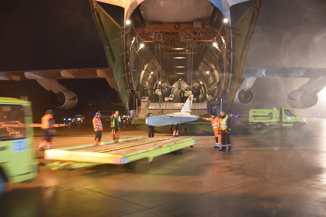 Airport Nürnberg: Riesenflieger landet am Flughafen – Flugzeug an Bord