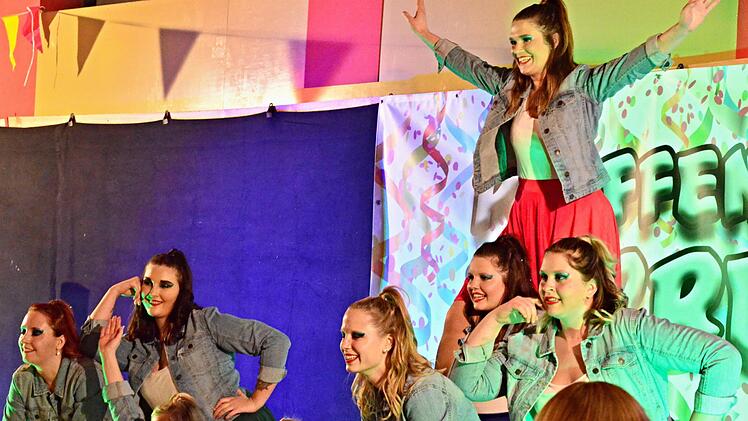 Keck, die Mädels der Showtanzgruppe Pfaffendorf. Foto: Maik Bayersdorfer