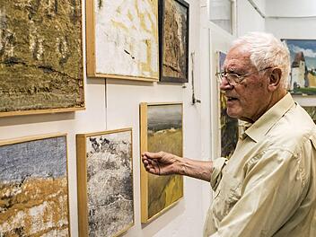 Robert Reiter in seiner neuen Werkstattgalerie in Untersiemau. Offiziell eröffnet wird sie am 15. September.Foto: Jochen Berger