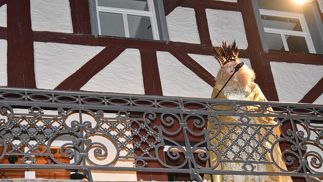 Das Christkind spricht den N&uuml;rnberger und Gr&auml;fenberger Prolog. Foto: Petra Malbrich