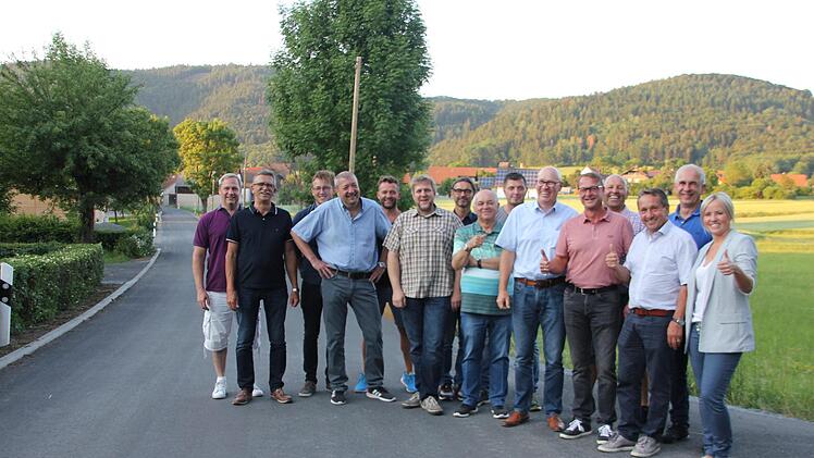 Bürgermeister Norbert Gräbner (2. von rechts) und seine Gemeinderäte freuen sich über die gelungene Sanierung der Gemeindeverbindungsstraße Seibelsdorf/Fischbach. Veronika Schadeck