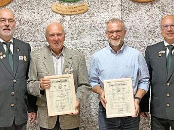 Ehrungen bei den Eggolsheimer Schützen: im Bild links die langjährigen Mitglieder mit Vorsitzendem Jürgen Schwarzmann (links) und seinem Stellvertreter Roland Stähr, rechts die neuen Majestäten Fotos: Erlwein