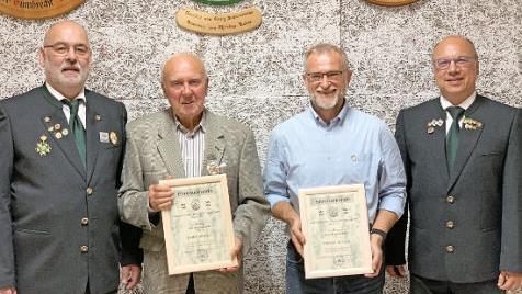 Ehrungen bei den Eggolsheimer Schützen: im Bild links die langjährigen Mitglieder mit Vorsitzendem Jürgen Schwarzmann (links) und seinem Stellvertreter Roland Stähr, rechts die neuen Majestäten Fotos: Erlwein