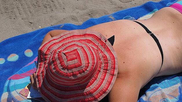 Sonnenstich: Sonnenbaden tut der Seele gut, zu viel ist aber schlecht für die Gesundheit