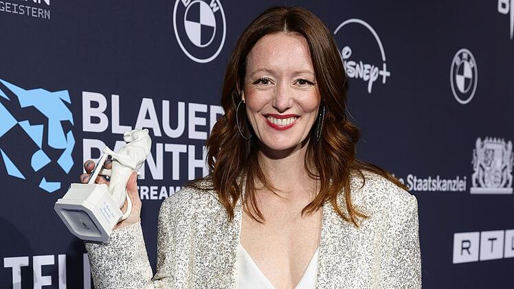 Mit elf Jahren gab die heute 45-J&auml;hrige ihr Filmdeb&uuml;t in "Leise Schatten". Heute ist die Liste ihrer Kinoprojekte ("Der Pfau", "Wow! Nachricht aus dem All") beeindruckend lang, und auch im TV ("Tatort") und Streaming ("Cassandra") ist sie h&auml;ufig zu sehen. Daneben zieht Wilson (hier 2025 beim "Blauen Panther" in M&uuml;nchen) drei S&ouml;hne gro&szlig;.