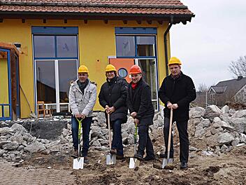 Ingenieur Norbert Schaller, Bauunternehmer Jürgen Hofmann, Bürgermeister Jochen Partheymüller und Pfarrer Michael Schüpferling greifen zum Spaten. Foto: Franz Seubold