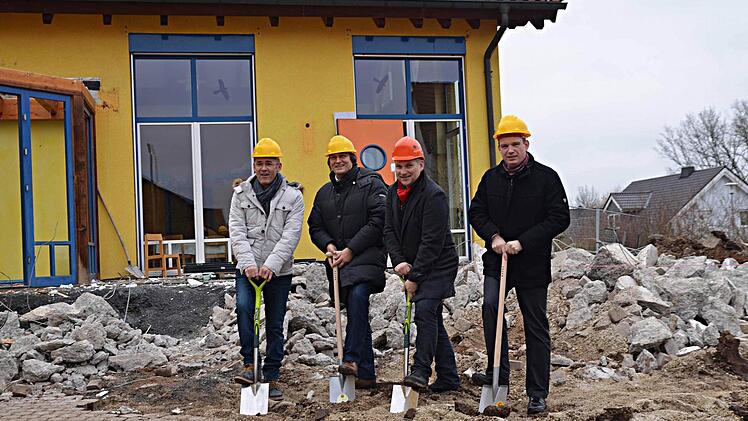 Ingenieur Norbert Schaller, Bauunternehmer Jürgen Hofmann, Bürgermeister Jochen Partheymüller und Pfarrer Michael Schüpferling greifen zum Spaten. Foto: Franz Seubold