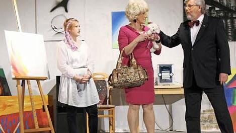 Vermieter Hans Harmsen (Hermann Bertholdt) tauchte mit Ehefrau Wilma (Claudia Nieter) unerwartet bei der Vernissage der Jungmalerin Nicki (von rechts) auf, um deren Mietrückstände einzutreiben. Foto: fra-press