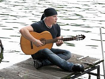 Eric Fish tritt in seinen Solokonzerten mit der akustischen Gitarre auf.  Foto: privat