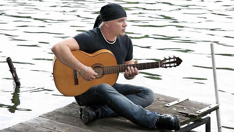 Eric Fish tritt in seinen Solokonzerten mit der akustischen Gitarre auf.  Foto: privat