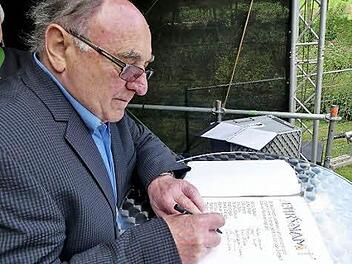 Hellmuth Müller trägt sich in das Buch der Gemeinde ein. Er ist Gründungsmitglied des Posaunenchors (1954), seit 62 Jahren Bläser, 50 Jahre Obmann, über 30 Jahre im Kirchenvorstand und bis heute im Mesner-Dienst aktiv. Fotos: Dieter Hübner