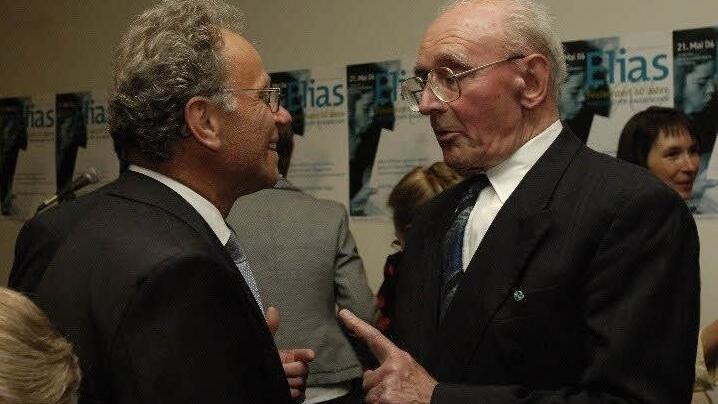 Gerhard Endsberger (links) begegnete 2006 seinem alten Chorleiter, Hans Thamm, anlässlich des 60. Chorjubiläums in Nürnberg. Foto: privat