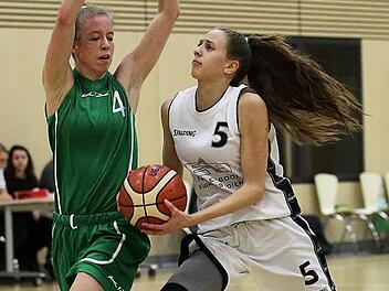 Marie Ulsh&ouml;fer (r.) hat eine Saison hinter sich, in der sie Verletzungen ausbremsten. Nun soll sie in die feste Rotation des Zweitligisten DJK Brose Bamberg hineinwachsen. Foto: sportpress