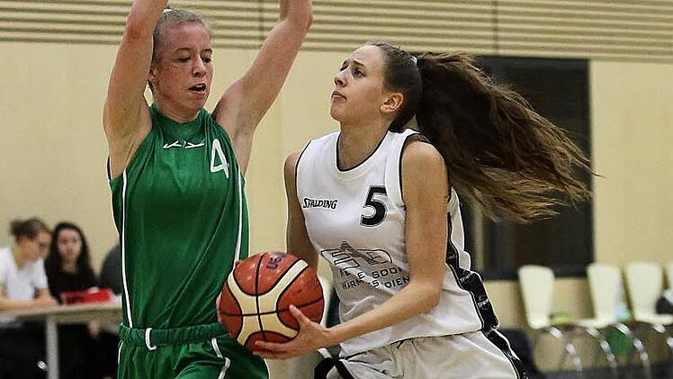 Marie Ulsh&ouml;fer (r.) hat eine Saison hinter sich, in der sie Verletzungen ausbremsten. Nun soll sie in die feste Rotation des Zweitligisten DJK Brose Bamberg hineinwachsen. Foto: sportpress