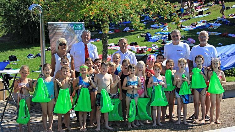 Die beste Klasse der Aktion "Sicheres Schwimmen" ist die 1b der Grundschule Ebern, mit den Kindern freuen sich (von links) deren Schulleiterin Gudrun Schnitzer, Bürgermeister Jürgen Hennemann, AOK-Vertreter Lothar Zachmann, Rudi Rath und Klaus Bayersdorfer von der DLRG Ebern freuten.  Foto: Helmut Will