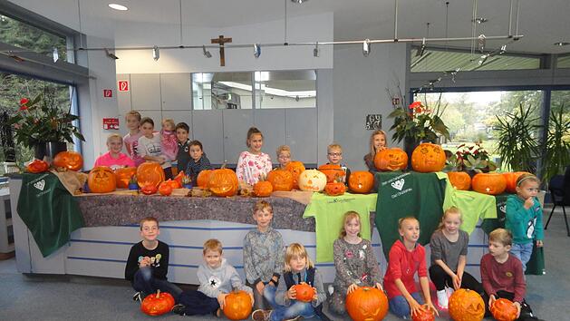 Stolz pr&auml;sentierten die Kinder beim Bad Br&uuml;ckenauer Obst- und Gartenverein ihre selbst geschnitzten K&uuml;rbisse. Foto Luzie Beck