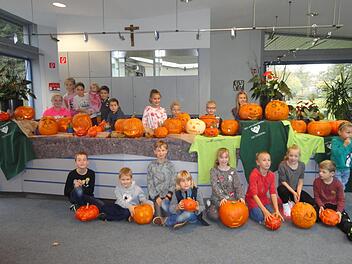 Stolz pr&auml;sentierten die Kinder beim Bad Br&uuml;ckenauer Obst- und Gartenverein ihre selbst geschnitzten K&uuml;rbisse. Foto Luzie Beck