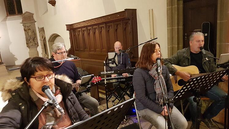 "We are the world". Die Gruppe "Unterwegs" setze musikalische Friedenszeichen