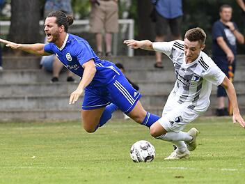 Jahn Forchheim mit Christian St&auml;dtler (rechts, gegen Michael Wei&szlig;) l&auml;sst den SC Schwabach kaum zur Entfaltung kommen. Zur Belohnung gibts einen 2:0-Sieg und einen Besuch beim Annafest. Foto: Sportfoto Zink