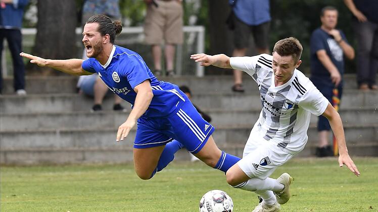 Jahn Forchheim mit Christian St&auml;dtler (rechts, gegen Michael Wei&szlig;) l&auml;sst den SC Schwabach kaum zur Entfaltung kommen. Zur Belohnung gibts einen 2:0-Sieg und einen Besuch beim Annafest. Foto: Sportfoto Zink