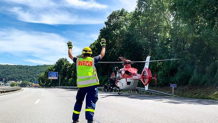 Tatkräftige Unterstützung bei der Landung: Ein THWler hilft dem Rettungshubschrauber, die richtige Position zu finden. Foto: THW OV Nürnberg