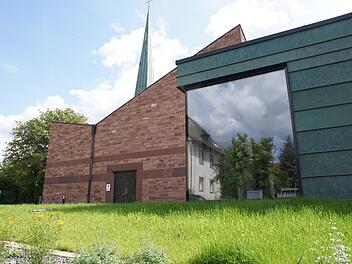Der Vorplatz der evangelischen Kirche Sankt Michael wurde in diesem Jahr erneuert.  Foto: Arkadius Guzy
