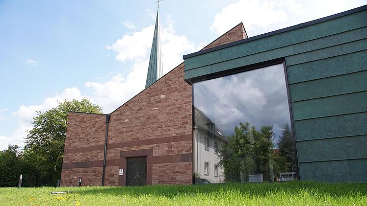 Der Vorplatz der evangelischen Kirche Sankt Michael wurde in diesem Jahr erneuert.  Foto: Arkadius Guzy