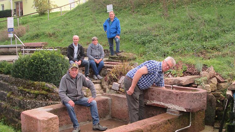 Das Kneipp-Becken in Machtilshausen verfügt über ein Arm-Bad und einen in Buntsandstein gefassten Zugangsbereich. Die Erweiterung verdankt das Projekt fünf Freiwilligen: (von links) Franz Rösser, Arnold Schneider, Karin Rösser, Alfred Schneider un...