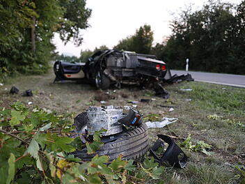 Sportwagen kommt von Autobahn ab und prallt gegen mehrere B&auml;ume