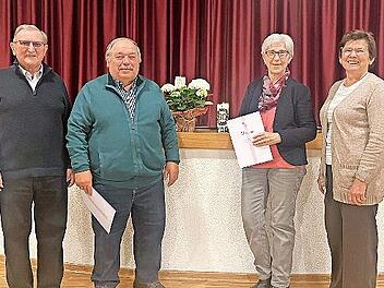 KAB-Vorsitzender Oskar Hein (links) und KAB-Frauenbeauftragte Elfriede Katzenberger (rechts) &uuml;berreichten die Ehrungsurkunden samt Anstecknadeln f&uuml;r 50-j&auml;hrige Mitgliedschaft an Helga und Helmut Rittelmeier. Es fehlt Ludwig Deininger, der seit 60 ...