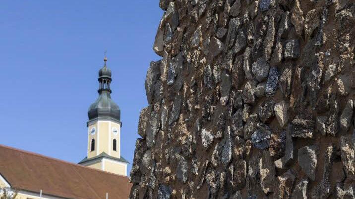 Der Granit spielt auf die Steinhauertradition im Bayerischen Wald an.